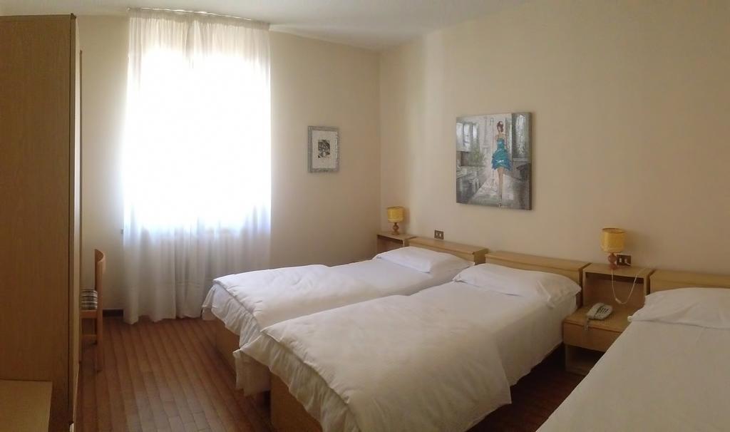 Hotel Astra Tignale Zimmer foto
